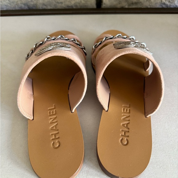 CHANEL Pink Velvet Slide Sandals with Chain and CC Logo - Picture 5 of 10